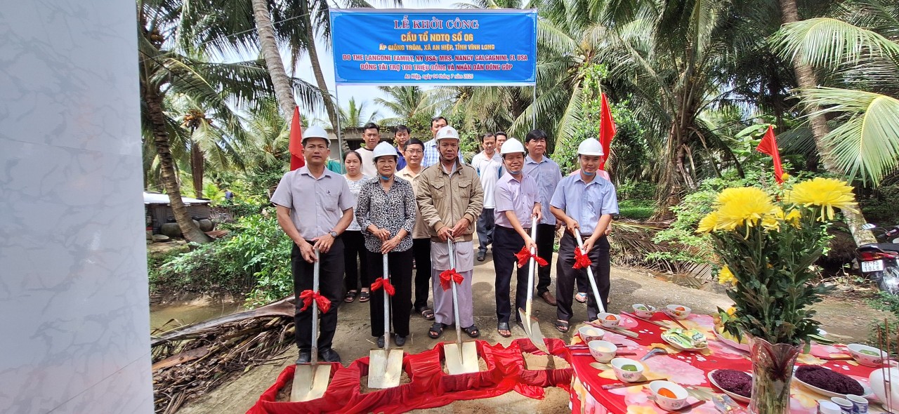 Khởi công xây dựng cầu Tổ NDTQ số 6 ấp Giồng Trôm 