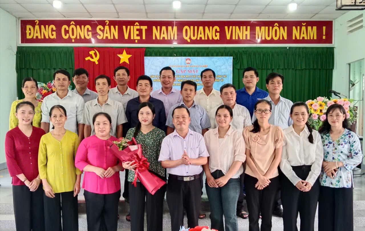 Chương trình Gặp mặt, tri ân và chia sẻ cán bộ thực hiện chủ trương sáp nhập ấp