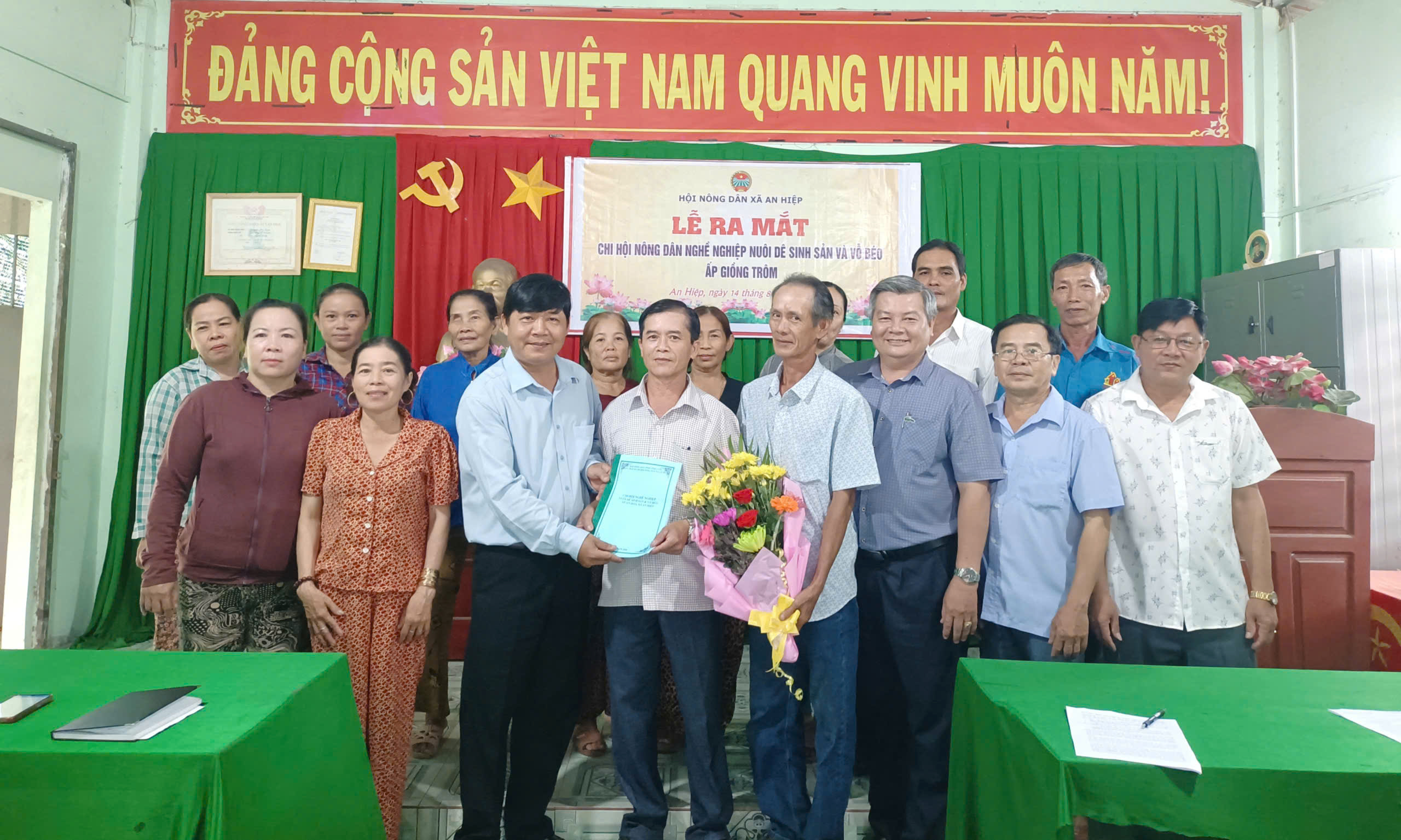 Ấp Giồng Trôm- xã An Hiệp ra mắt Chi hội Nông dân nghề nghiệp “Nuôi dê sinh sản và vỗ béo”
