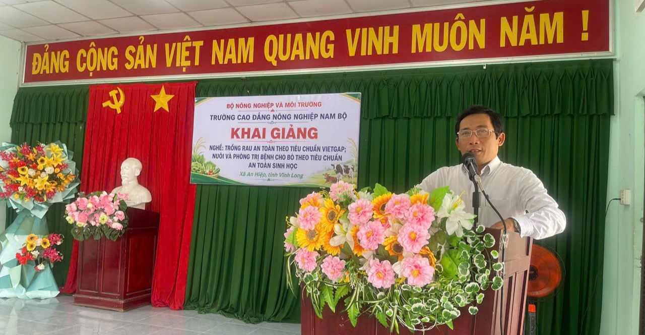 Khai giảng lớp tập huấn trồng rau an toàn theo tiêu chuẩn Vietgap, Nuôi và phòng trị bệnh cho bò theo hướng an toàn sinh học