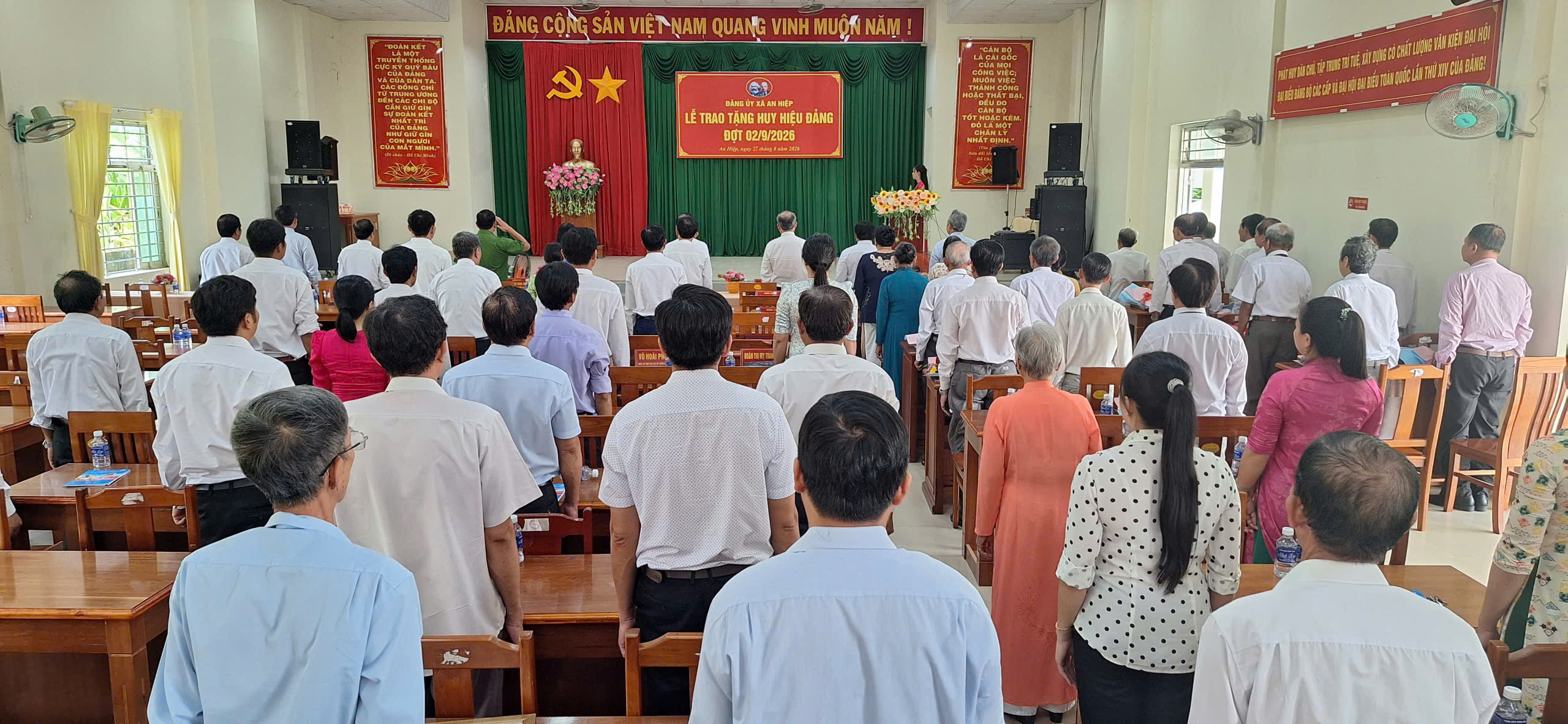 Đảng ủy xã An Hiệp trao tặng Huy hiệu Đảng đợt 2/9/2026