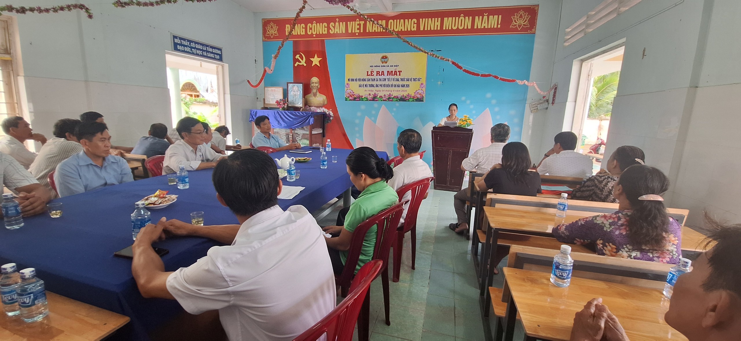 Ra mắt mô hình hội viên Nông dân tham gia thu gôm “ xử lý vỏ chai, bao bì thuốc bảo vệ thực vật” bảo vệ môi trường và ứng phó với biến đổi khí hậu năm 2026, liên ấp An Hòa, Tân Hưng và Kinh Mới. 