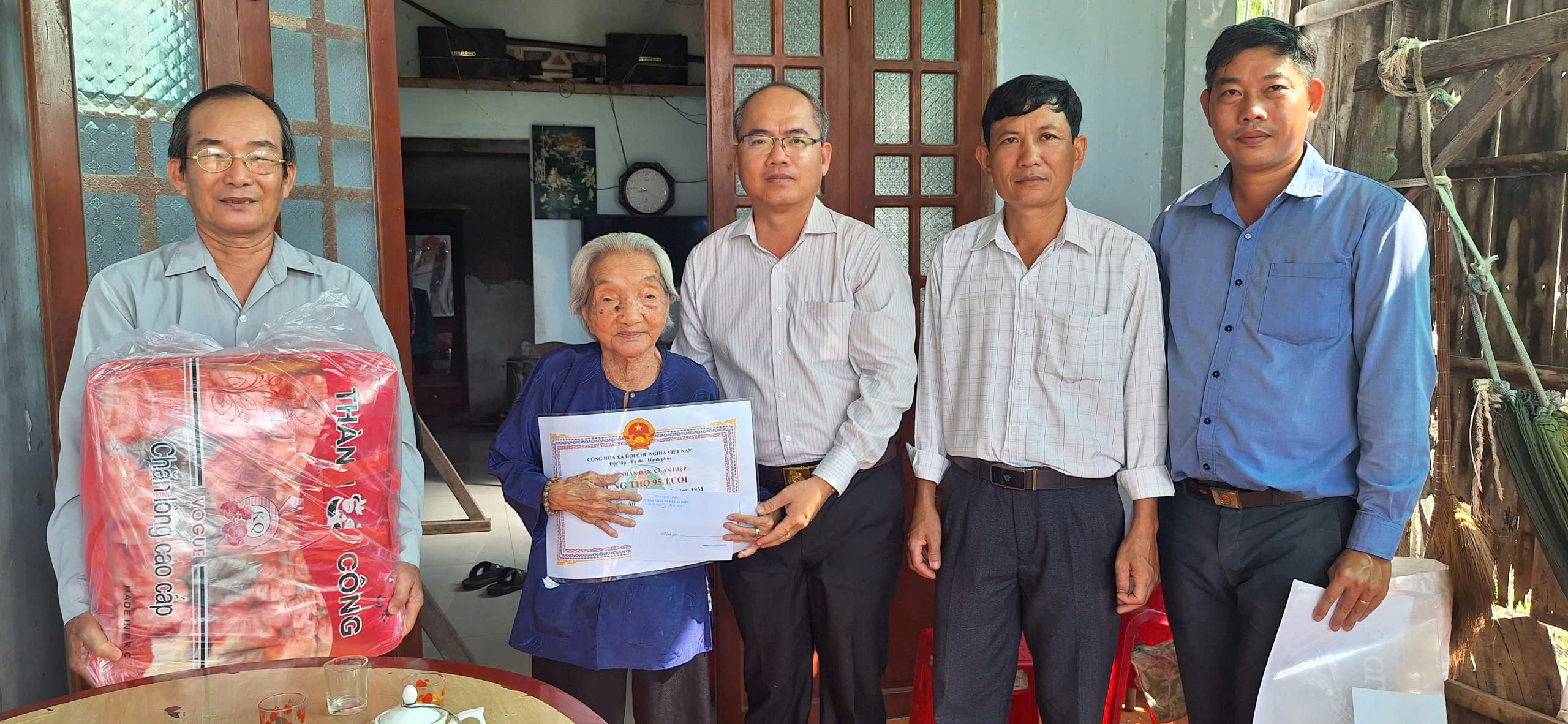 Lãnh đạo xã An Hiệp thăm, tặng quà người cao tuổi nhân ngày quốc tế người cao tuổi 01/10