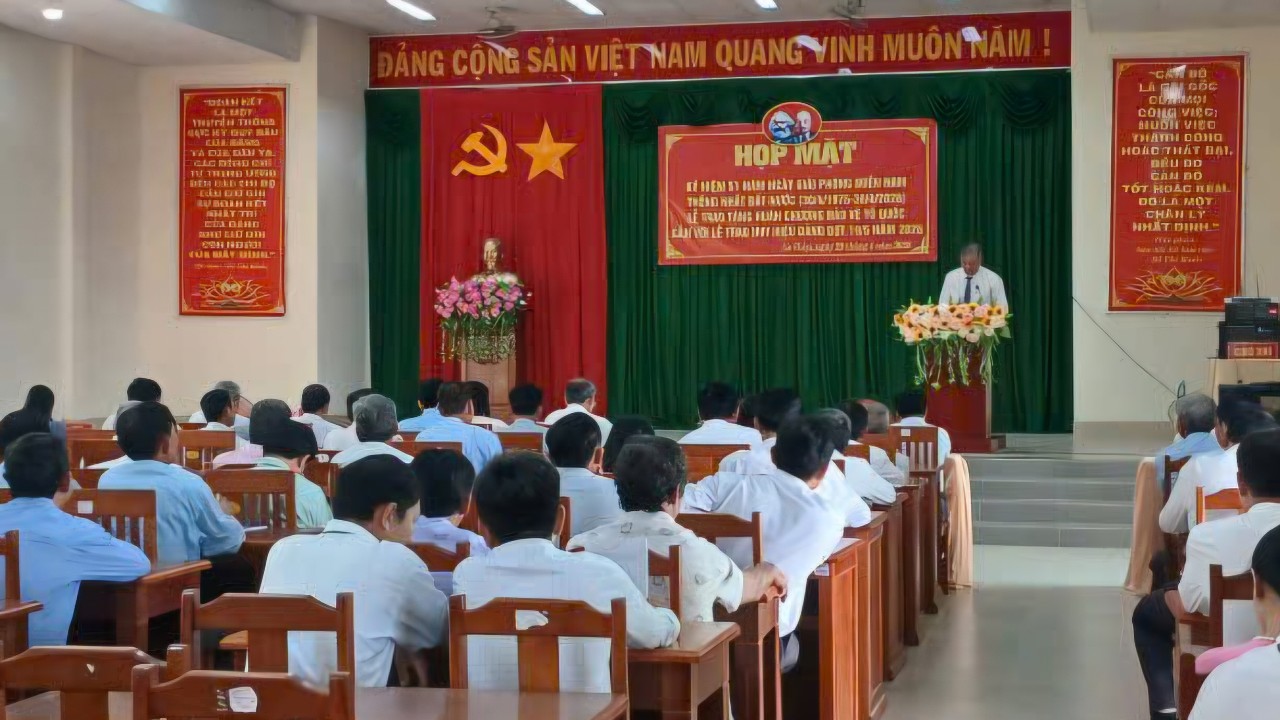 LỄ TRAO HUY HIỆU ĐẢNG ĐỢT 19/5 CHO ĐẢNG VIÊN XÃ AN HIỆP