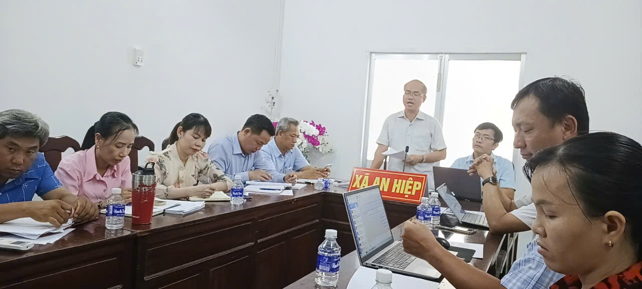 Bí thư Đảng ủy xã An Hiệp làm việc với Chi bộ phòng Kinh tế