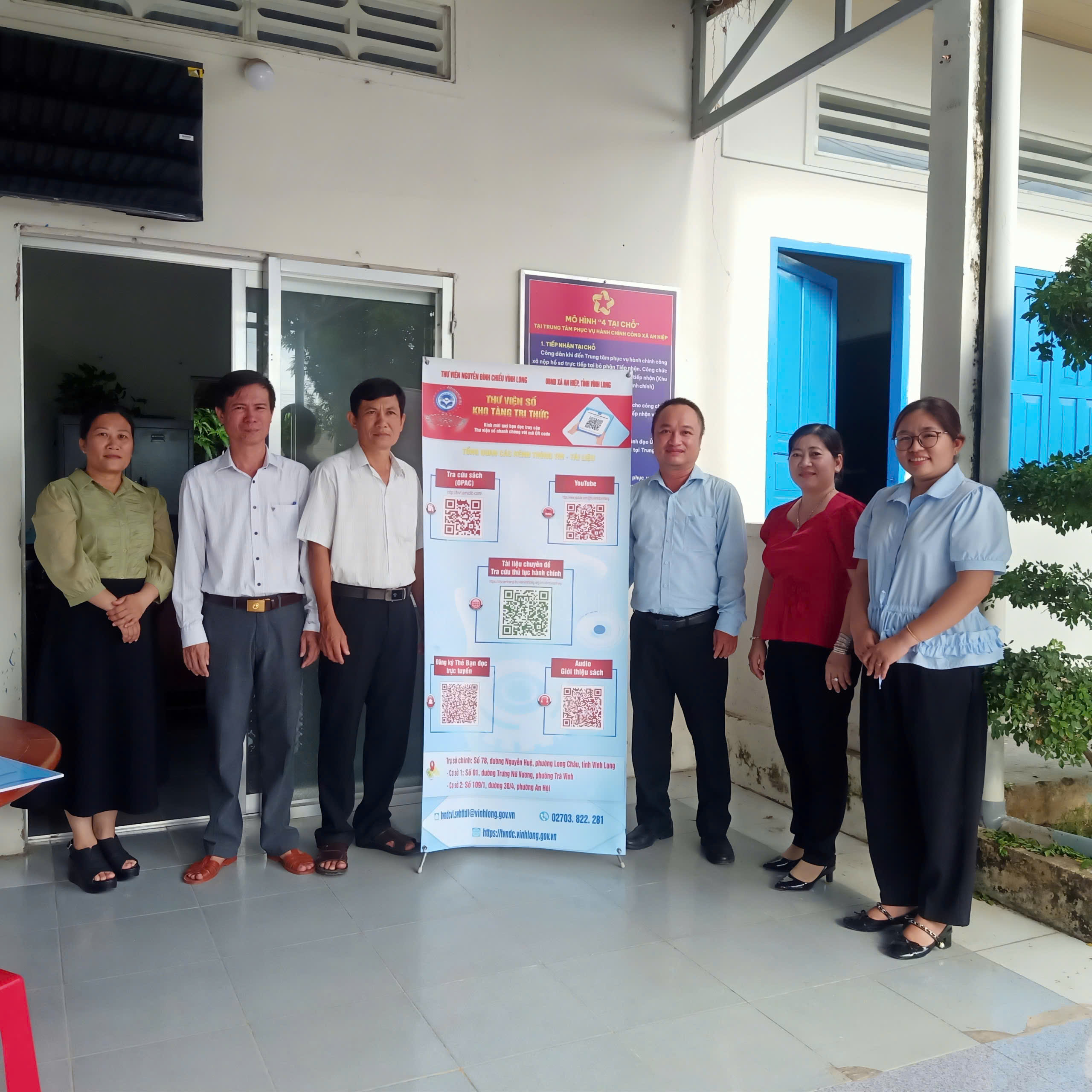 Thư viện Nguyễn Đình Chiểu Vĩnh Long tặng tủ sách pháp luật điện tử xã An Hiệp