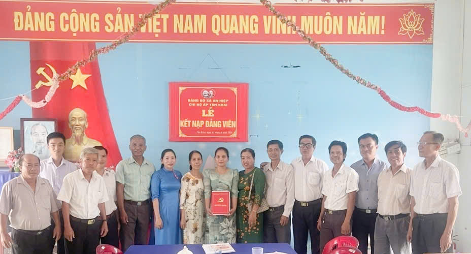 Chi bộ ấp Tân Khai, xã An Hiệp tổ chức Lễ kết nạp đảng viên mới